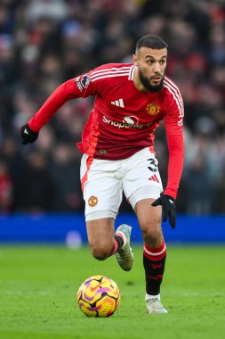 Manchester United takımından Noussair Mazraoui 22 Aralık 2024 'te Old Trafford, Manchester, İngiltere' de oynanan Premier League maçında topa vuruyor.