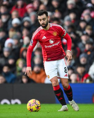 Manchester United takımından Bruno Fernandes 22 Aralık 2024 'te Old Trafford, Manchester, İngiltere' de oynanan Premier League maçında topa vuruyor.