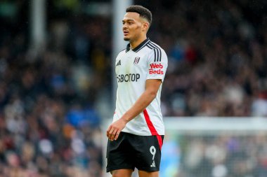 Fulham takımından Rodrigo Muniz 22 Aralık 2024 'te Craven Cottage, Londra, İngiltere' de oynanan Premier League maçında Fulham ve Southampton maçına bakıyor.