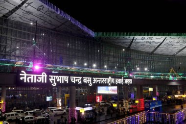 NSC Bose Uluslararası Havalimanı 'nda 21 Aralık 2024' te Hindistan 'ın Kolkata kentindeki NSC Bose Uluslararası Havalimanı' nda 100 yıllık kutlamalarının uğurlu gününde peri ışıklarıyla dekore edilir..
