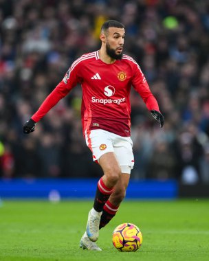 Manchester United takımından Noussair Mazraoui 22 Aralık 2024 'te Old Trafford, Manchester, İngiltere' de oynanan Premier League maçında topa vuruyor.