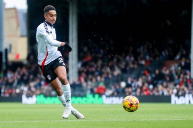 Fulham 'lı Joshua King Premier Lig maçında pas veriyor Fulham, Southampton' a karşı Craven Cottage, Londra, İngiltere, 22 Aralık 2024