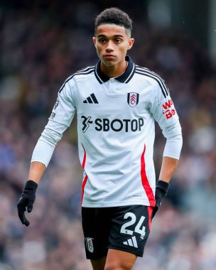 Fulham 'dan Joshua King 22 Aralık 2024' te Craven Cottage, Londra, İngiltere 'de oynanan Premier League maçında Fulham ve Southampton maçına bakıyor.