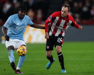 Brentford 'dan Mikkel Damsgaard, Premier League karşılaşması sırasında Nottingham Ormanı' ndan Anthony Elanga 'dan baskı görürken pas veriyor Brentford Nottingham Ormanı' na karşı The Gtech Community Stadyumu, Londra, 21 Aralık 2024