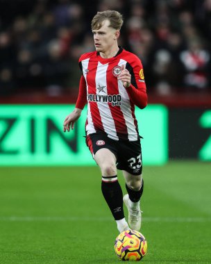 Brentford 'dan Keane Lewis-Potter, 21 Aralık 2024' te İngiltere 'deki The Gtech Community Stadyumu' nda Premier League karşılaşmasında Brentford Nottingham Forest 'a karşı top ile ilerliyor.