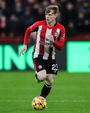 Brentford 'dan Keane Lewis-Potter, 21 Aralık 2024' te İngiltere 'deki The Gtech Community Stadyumu' nda Premier League karşılaşmasında Brentford Nottingham Forest 'a karşı top ile ilerliyor.