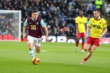 Burnley 'den Josh Cullen 21 Aralık 2024' te Burnley, Burnley, İngiltere 'deki Turf Moor' da Watford 'a karşı oynadığı Gökyüzü İddia Şampiyonası maçında ileri gidiyor.