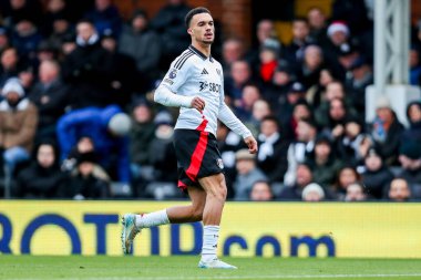 Fulham 'dan Antonee Robinson 22 Aralık 2024' te Craven Cottage, Londra, İngiltere 'de oynanan Premier League maçında Fulham ve Southampton maçına bakıyor.