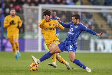 Wolverhampton Wanderers 'dan Gonalo Guedes, Leicester City' den Harry Winks tarafından 22 Aralık 2024 'te King Power Stadyumu' nda Leicester City 'ye karşı Wolverhampton Wanderers maçında yenildi.