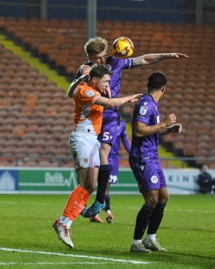 Blackpool 'dan Matthew Pennington ve Stevenage' den Carl Piergianni 21 Aralık 2024 'te Bloomfield Road, Blackpool' da oynanan Sky Bet Ligi 1 karşılaşmasında top için savaştılar.