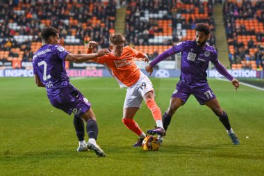 Blackpool 'dan Dom Ballard ve Stevenage' den Jordan Roberts 21 Aralık 2024 'te Bloomfield Road, Blackpool' da oynanan Blackpool-Stevenage maçında top için mücadele etti.