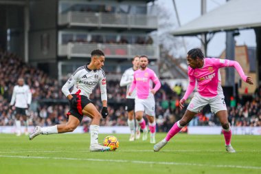 Fulham 'ın Joshua King' i Premier League maçında topu bırakıyor Fulham Southampton 'a karşı Craven Cottage, Londra, İngiltere, 22 Aralık 2024