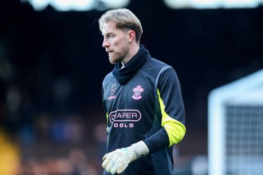 Southampton 'dan Joe Lumley, 22 Aralık 2024' te Craven Cottage, Londra 'da oynanan Premier League maçından önce ısınıyor.
