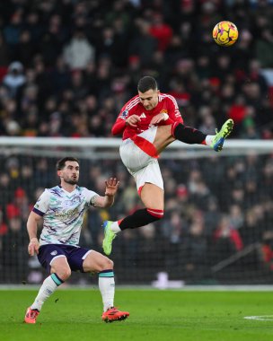 Manchester United takımından Diogo Dalot 22 Aralık 2024 'te Old Trafford, Manchester, İngiltere' de oynanan Premier League maçında topu temizledi.