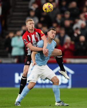 Brentford 'dan Ben Mee ve Nottingham Ormanı' ndan Chris Wood Premier League maçında Brentford Nottingham Ormanı 'na karşı Gtech Community Stadyumu, Londra, İngiltere 21 Aralık 2024