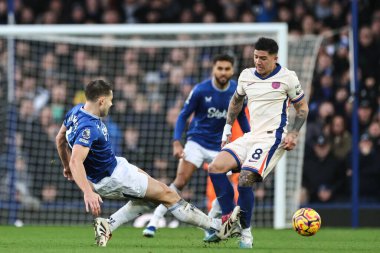 Everton 'dan James Tarkowski, 22 Aralık 2024 tarihinde İngiltere' nin Liverpool kenti Goodison Park 'ta oynanan Premier League karşılaşmasında Chelsea takımından Enzo Fernndez' i yendi.