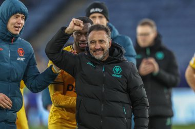 Wolverhampton Wanderers 'ın Vtor Pereira teknik direktörü, Premier League maçı Leicester City' nin Wolverhampton Wanderers 'a karşı 22 Aralık 2024' te King Power Stadyumu, Leicester, Birleşik Krallık 'ta oynanan maçında taraftarlarla zaferi kutluyor.