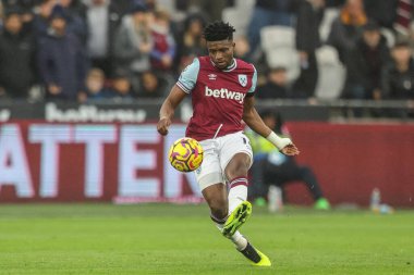 West Ham United takımından Mohammed Kudus, Premier League maçında pas veriyor. West Ham United, Brighton ve Hove Albion 'a karşı, Londra Stadyumu, 21 Aralık 2024