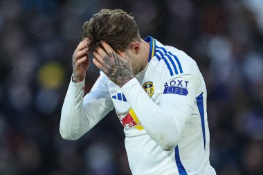 Leeds United takımından Joe Rodon, 21 Aralık 2024 'te Leeds Road, Leeds, Birleşik Krallık' ta oynanan Sky Bet Şampiyonası karşılaşmasında tedavi gördükten sonra kafasını ovuyor.