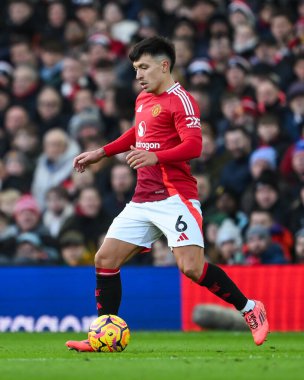 Manchester United takımından Lisandro Martnez 22 Aralık 2024 'te Old Trafford, Manchester, İngiltere' de oynanan Premier League maçında topa vuruyor.
