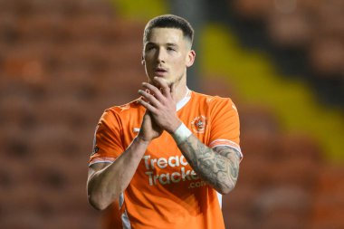 Blackpool 'dan Oliver Casey, 21 Aralık 2024' te Bloomfield Road, Blackpool 'da oynanan Blackpool-Stevenage maçının sonunda taraftarları alkışlıyor.