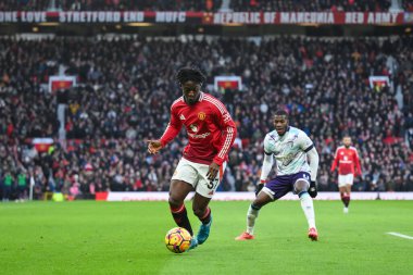 Manchester United takımından Kobbie Mainoo 22 Aralık 2024 'te Old Trafford, Manchester, İngiltere' de oynanan Premier League maçında topa vuruyor.