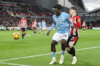 Nottingham Ormanı 'ndan Ola Aina, 21 Aralık 2024' te İngiltere 'nin Gtech Community Stadyumu' nda Brentford Nottingham Ormanı 'na karşı oynanan Premier League karşılaşmasında Brentford' lu Keane Lewis-Potter 'ı oyaladı.