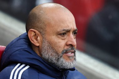 Nuno Esprito Santo Premier League maçı sırasında Nottingham Ormanı teknik direktörü Brentford Nottingham Ormanı 'na karşı Gtech Community Stadyumu, Londra, 21 Aralık 2024