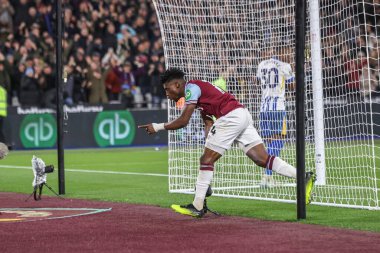 West Ham United takımından Muhammed Kudus, 21 Aralık 2024 'te Londra' daki Londra Stadyumu 'nda oynanan Premier League maçında West Ham United ve Hove Albion maçında 1-1 kazanma hedefini kutluyor.