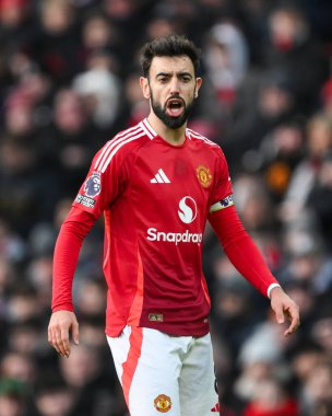 Manchester United takımının 22 Aralık 2024 'te Old Trafford, Manchester, İngiltere' de oynanan Premier League maçında Bruno Fernandes takımına talimat verdi.