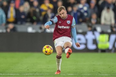 West Ham United takımından Jarrod Bowen, Premier League maçında pas veriyor. West Ham United, Brighton ve Hove Albion 'a karşı, Londra Stadyumu' nda, 21 Aralık 2024