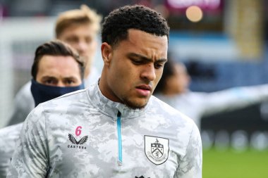 Burnley 'den CJ Egan-Riley 21 Aralık 2024' te Burnley, Burnley, Burnley 'de Watford' a karşı oynadığı Gökyüzü İddia Şampiyonası maçından önce ısınıyor.