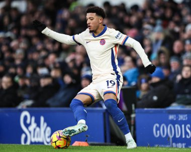 Chelsea takımından Jadon Sancho 22 Aralık 2024 'te Goodison Park, Liverpool, İngiltere' de oynanan Premier League maçında topu ileri taşıyor.