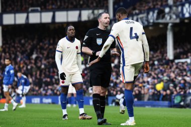 Chelsea 'den Tosin Adarabioyo 22 Aralık 2024' te İngiltere 'nin Liverpool kentinde Goodison Park' ta oynanan Premier League karşılaşmasında hakem Chris Kavanagh ile konuştu.