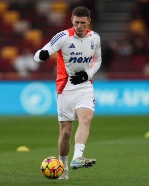 Nottingham Ormanı 'ndan Elliot Anderson Premier League karşılaşması öncesi ısınma sırasında Brentford Nottingham Ormanı' na karşı Gtech Community Stadyumu, Londra, 21 Aralık 202