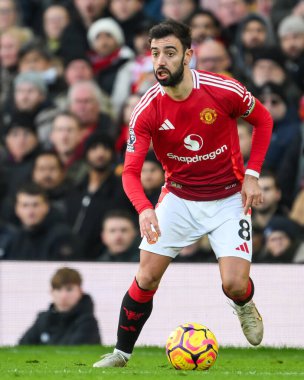Manchester United takımından Bruno Fernandes 22 Aralık 2024 'te Old Trafford, Manchester, İngiltere' de oynanan Premier League maçında topa vuruyor.