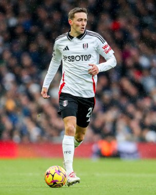 Fulham takımından Timothy Castagne 22 Aralık 2024 'te Craven Cottage, Londra' da oynanan Premier League maçında topla koşuyor.