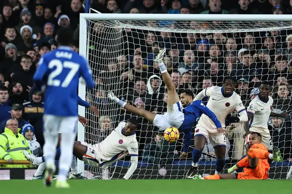 Chelsea 'den Tosin Adarabioyo ve Everton' dan Iliman Ndiaye, 22 Aralık 2024 'te Goodison Park, Liverpool, İngiltere' de oynanan Premier Lig karşılaşmasında Everton Chelsea ile karşılaştı.