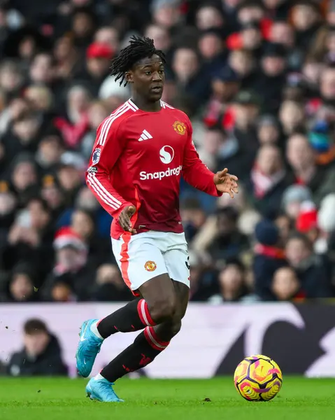 Manchester United takımından Kobbie Mainoo 22 Aralık 2024 'te Old Trafford, Manchester, İngiltere' de oynanan Premier League maçında topa vuruyor.