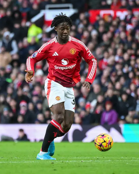 Manchester United takımından Kobbie Mainoo 22 Aralık 2024 'te Old Trafford, Manchester, İngiltere' de oynanan Premier League maçında topa vuruyor.