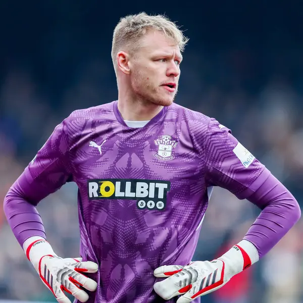 Southampton 'dan Aaron Ramsdale, 22 Aralık 2024' te Craven Cottage, Londra 'da oynanan Premier League maçında Fulham ve Southampton maçına bakıyor.