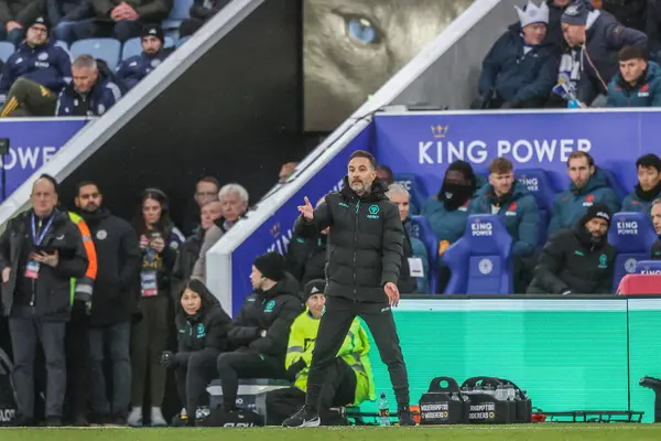 Wolverhampton Wanderers 'ın Vtor Pereira teknik direktörü 22 Aralık 2024' te King Power Stadyumu 'nda Leicester City, Wolverhampton Wanderers' a karşı oynanan Premier League maçında takımına talimat verir.