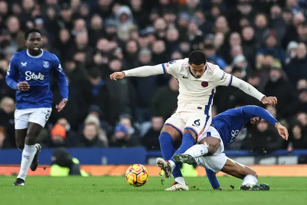 22 Aralık 2024 'te Goodison Park, Liverpool, İngiltere' de oynanan Premier League maçında Everton, Chelsea 'ye karşı Chelsea maçında Everton' dan Levi Colwill ile mücadele etti.