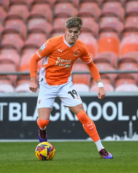 Blackpool 'dan Dom Ballard 21 Aralık 2024' te Bloomfield Road, Blackpool 'da oynanan Blackpool-Stevenage maçında topla bir çıkış yaptı.