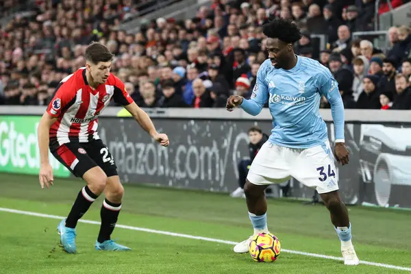 Nottingham Ormanı 'ndan Ola Aina Premier Lig karşılaşmasında Brentford Nottingham Ormanı' na karşı Gtech Community Stadyumu, Londra, 21 Aralık 2024