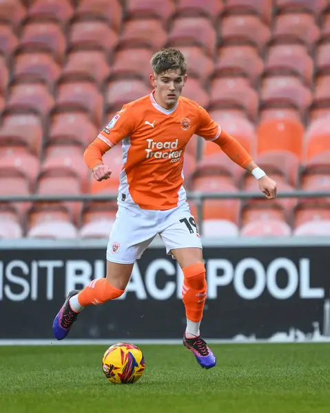 Blackpool 'dan Dom Ballard 21 Aralık 2024' te Bloomfield Road, Blackpool 'da oynanan Blackpool-Stevenage maçında topla bir çıkış yaptı.