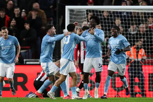 Nottingham Ormanı 'ndan Ola Aina, 21 Aralık 2024' te İngiltere 'nin Gtech Community Stadyumu' nda oynanan Premier League maçı Brentford Nottingham Forest maçında 0-1 kazanma hedefini kutluyor.