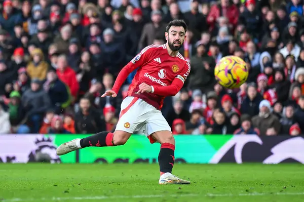 Manchester United takımından Bruno Fernandes 22 Aralık 2024 'te Old Trafford, Manchester, İngiltere' de oynanan Premier League maçında gol attı.