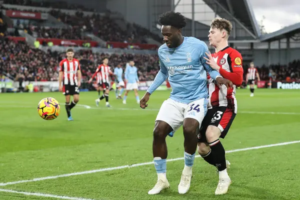 Nottingham Ormanı 'ndan Ola Aina, 21 Aralık 2024' te İngiltere 'nin Gtech Community Stadyumu' nda Brentford Nottingham Ormanı 'na karşı oynanan Premier League karşılaşmasında Brentford' lu Keane Lewis-Potter 'ı oyaladı.