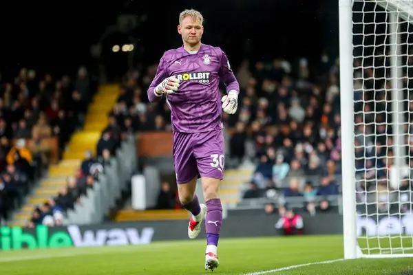 Southampton 'dan Aaron Ramsdale 22 Aralık 2024' te Craven Cottage, Londra 'da oynanan Premier League maçında tepki gösterdi.